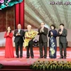 中央竞赛奖励委员会向阮富仲（左三）赠送鲜花。（图片来源：越通社）