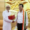 越南友好组织联合会副主席兼秘书长敦俊峰（右）与印度西孟加拉邦—越南团结委员会主席夏尔马。（图片来源：dangcongsan.vn)