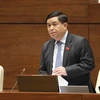 越南计划与投资部部长阮志勇回答国会代表的质询。