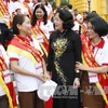 越南国家副主席邓氏玉盛同与会代表合影。（图片来源：越通社）
