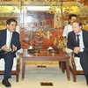 河内市人民委员会主席阮德钟（左）与欧盟驻越代表团团长布鲁诺•安格勒大使​（右）http://www.dangcongsan.vn/）