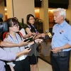 同奈省国会代表扬中国接受记者采访。