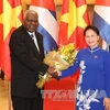越南国会主席阮氏金银与古巴共产党中央政治局委员、全国人民政权代表大会（国会）主席埃斯特万·拉索·埃尔南德斯。（图片来源：越通社）