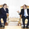 阮春福总理（右）会见泰国TCC集团董事局主席苏旭明。（图片来源：越通社）