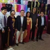范国柱大使（左三）参观斋月展销会越南展位。