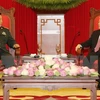 越共中央总书记阮富仲（右）6月18日在河内会见中共中央政治局委员、中央军委副主席范长龙上将（左）。