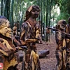 邦美蜀科旦旅游村木像园里的雕像群。