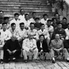 胡志明主席（左四）和报道越共三大的媒体记者合影（1960年）。（图片来源：越通社）
