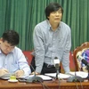 河内市信息传媒局副局长阮明庆​向媒体记者介绍“2017年河内投资合作促发展”会议相关信息。