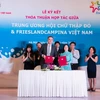 越南红十字会与荷兰皇家菲仕兰代表签署合作协议。（图片来源：越通社）