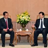 越南政府副总理郑廷勇（右）会见老挝邮电部部长他夏米·蓬玛占。（图片来源：越通社）
