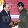 越南政府总理阮春福（左）和柬埔寨首相洪森。（图片来源：越通社） 