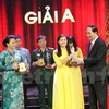 陈大光和阮氏金银向获奖的各位记者颁发奖项。（图片来源：越通社）
