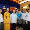越共中央总书记阮富仲同河内市国会代表团与河内市二征夫人选民接触。