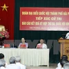 越南政府总理阮春福同海防市国会代表团与海防市选民接触。（图片来源：越通社）