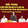国会主席阮氏金银与芹苴市选民接触。