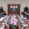 中央经济部部长阮文平与新加坡执政党人民行动党主席许文远举行会谈。（图片来源：越通社）