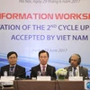 越南外交部长助理范生朱（中）主持研讨会。