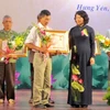 邓氏玉盛出席兴安省“越南英雄母亲”称号授予仪式。（图片来源：越南人民报）
