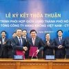 胡志明市人民委员会和越南航空总公司2017-2021阶段全面合作协议签字仪式场景。（图片来源：越南人民报）