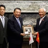 越共中央委员、国会副主席汪周刘（右图）会见了日本国会众议院议长大岛理森。
