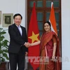 范平明与印度外交部部长苏什玛•斯瓦拉杰。（图片来源：越通社）