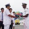 越南海军第四区代表向美国海军代表团团长亚历克西·沃克大校送花。