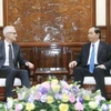 越南国家主席陈大光（右）会见国际刑警组织秘书长于尔根·施托克。 