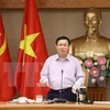 越南政府副总理王廷惠在会议上发表讲话。