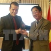 越南驻巴西大使（右）向威廉​颁奖。