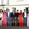 越南政府总理阮春福和夫人亲切会见大使馆全体工作人员和旅居荷兰越南人代表​。