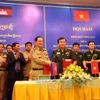 越南边防部队司令部与柬埔寨移民局签署后阶段工作配合协议。（图片来源：越通社）