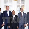 越南政府总理阮春福与荷兰企业代表合影。（图片来源：越通社）