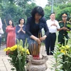 越南国家副主席邓氏玉盛在昆岛行杨烈士陵园敬香。（图片来源：越通社）