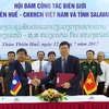 承天顺化省人委会副主席阮蓉与沙拉湾省副省长富通·坎马尼翁签署合作文件。