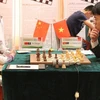 越南棋手黎光廉（右）在比赛中（图：体育报）