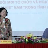 越共中央民运部部长张氏梅(左)在会上发表讲话。（图片来源：越通社） 