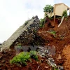 河江省一个福利工程在暴雨洪水中倒塌。