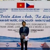 越南信息传媒部副部长黄永宝在图片展上发表讲话。