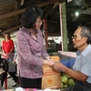 越南国家副主席邓氏玉盛走访慰问昆岛优抚家庭。（图片来源：越通社）