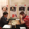 越南棋手黎光廉（左）在比赛中（图：体育报）