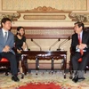 胡志明市人民委员会主席阮诚峰（右）会见韩国前议员、韩国亚洲友好基金会主席崔宰诚。（图片来源：越通社）