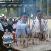 政府副总理王廷惠向英烈们进香。（图片来源：越通社）