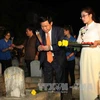 政府副总理王廷惠在烈士们坟墓上烧香。