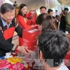 苏林部长向抚优家庭赠送礼物。（图片来源：越通社）