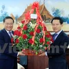越南驻老大使向老挝外交部长转交越南领导人赠送老挝领导人的花篮。