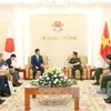 越南国防部部长吴春历大将（右）会见日本首相特别顾问河井克行。（图片来源：越通社） 