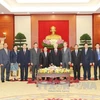 越共中央总书记阮富仲与老挝党和国家高级代表团合影。（图片来源：越通社）
