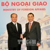 越南外交部副部长黎怀忠和中国广东省常务副省长林少春。