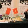 越南棋手黎光廉（右）在比赛中。